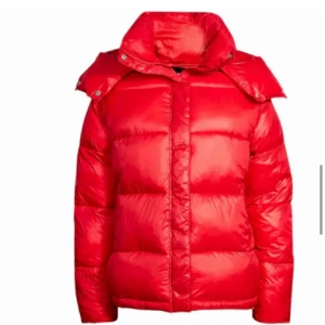 Röd jacka - Säljer denna populära röda oversized jackan från bikbok, storlek M. Köpt på plick, säljer då den inte riktigt var min stil❤️❤️Helt som ny inga defekter eller nått!!!