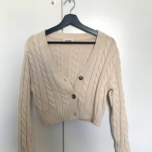 Stickad kofta  - En beige stickad kofta  Mjuk  Monki