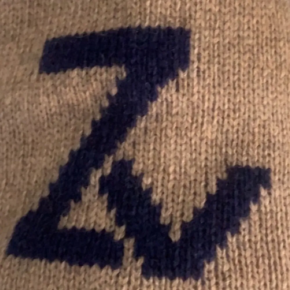 Säljer den här fina Zadig tröjan som jag köpte i mars i Frankrike❤️ Jag är runt 170! Om man vill mötas upp får man såklart även med påsen! Tröjan är i ny skick och har inget tecken på användning och är inte nopprig🫶. Stickat.