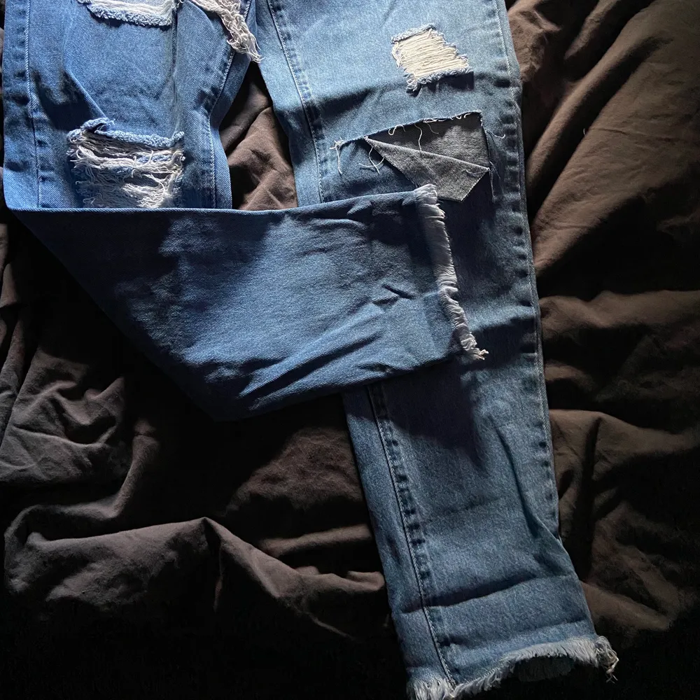Blåa jeans med slitningar från missguided, Aldrig använda så nyskick💓 skriv för bättre bilder💕. Jeans & Byxor.