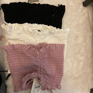 3-pack tubtoppar  - Köpa på Bik bok sommaren 2021 . Säljer pga att de inte är min stil längre  Storlek : Xs på de den lila o S på den vita o svarta .  Säljer alla tillsammans ej separat .  Nypris : 477 kr  Säljer för 150 kr 