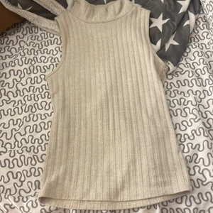 Gina  - Ja säljer detta linne då de för litet för mig 🥰 säljs för 50kr + frakt 🤩dm om intresse och för mer info 👍🏻😍