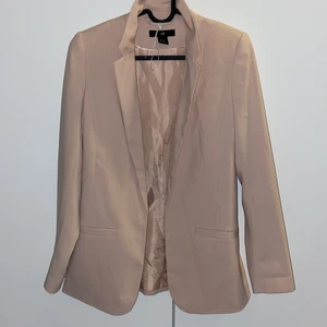 Kavaj - 34 HM  - Fin  beige / ljusrosa kavaj från HM . Använd 1 gång . Säljer pga att färgen inte passar mig. 