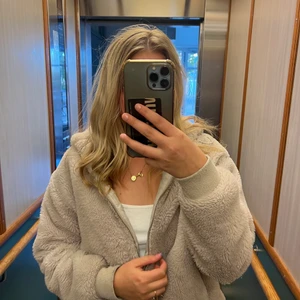 Säljer en jack/kofta med päls - Köpt på bershka. Kommer inte ihåg priset men ca 300kr. Så säljer för hälften, knappt använd. Inget som är sönder osv. Kan frakta eller mötas upp 