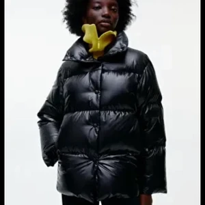 Puffer jacka  - kollar om någon är intresserad av att köpa den här jackan från arket! Helt ny, prislappen sitter kvar Super fin men måste lägga upp här då jag har hittat en finare! Fler bilder -> dm. Storlek xs men är oversized, passar till större S🤍 Nypris:1999  