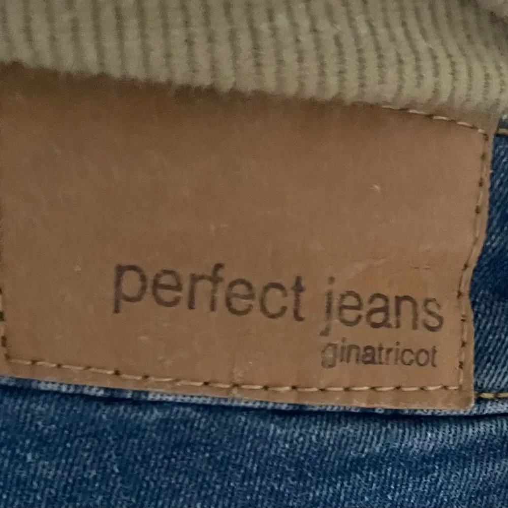 Tighta deminbyxoe från Ginatricot. Namn: Perfect jeans Storlek S. Köparen står för fraktkostnad. . Jeans & Byxor.