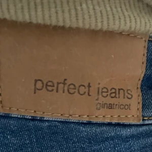 Ljusa Denim stlk S - Tighta deminbyxoe från Ginatricot. Namn: Perfect jeans Storlek S. Köparen står för fraktkostnad. 