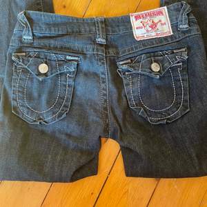 Jättefina lågmidjade bootcut true religon jeans som inte kommer till användning!!💕  Midja: 38cm Innerben: 80cm