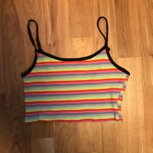 Färgglad topp - Topp från shein. Bra skick. Storlek 152 men ganska kort.