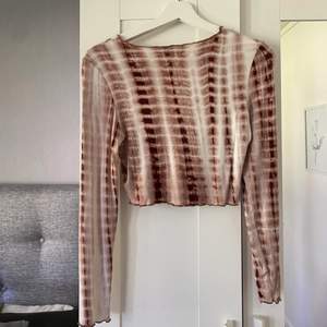 En jättefin mönstrad långärmad tröja från SHEIN i storlek 38. Med en synlig söm på ryggen i mitten. Endast använd ett fåtal gånger. Säljes för 50 kr+frakt