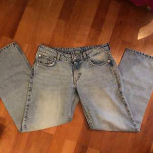 Säljer dessa trendiga och efter traktade  lågmidjade jeans från weekday i modellen ”arrow”. Säljer då dem är lite försmå för mig! Pris kan diskuteras 💓