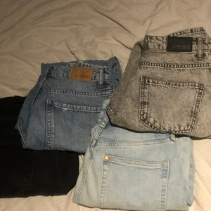 Billiga jeans - Rensade garderoben och hittade lite jeans! 200kr styck elelr alla för 500kr storlek 34-36 på jeansen Bilder på hur de sitter på kan absolut fås om så önskas