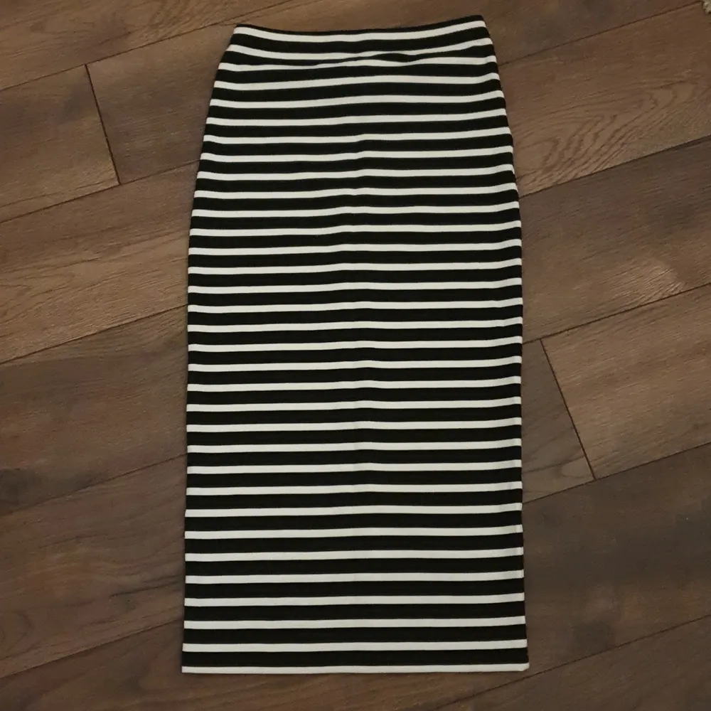 Midi-kjol med en slit på baksidan. Aldrig använd! . Hameet.