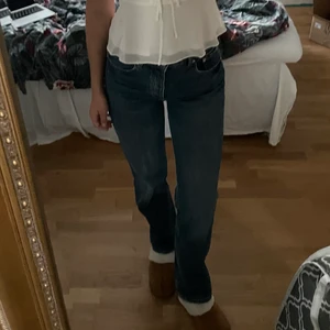 blå zarajeans - säljer dessa blå raka zarajeans i deras mid waist-modell. färgen är lite svår att fånga på bild men de är mest lika i färgen på den sista bilden. är 177 cm. 💕