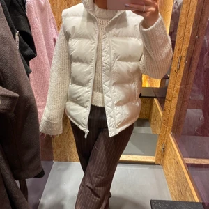 Vit och rosa stickad tröja! - Säljer 2 st stickade tröjor från Weekday. En vit och en rosa. Båda är i storlek S. Knappt använda och inköpta förra vintern. Perfekta till hösten/vintern. 1 för 300 kr, köp båda för 450 kr. Nypris 500 kr st.💕