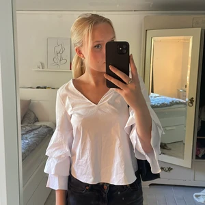 Blus - Snygg plus med volanger på ärmarna