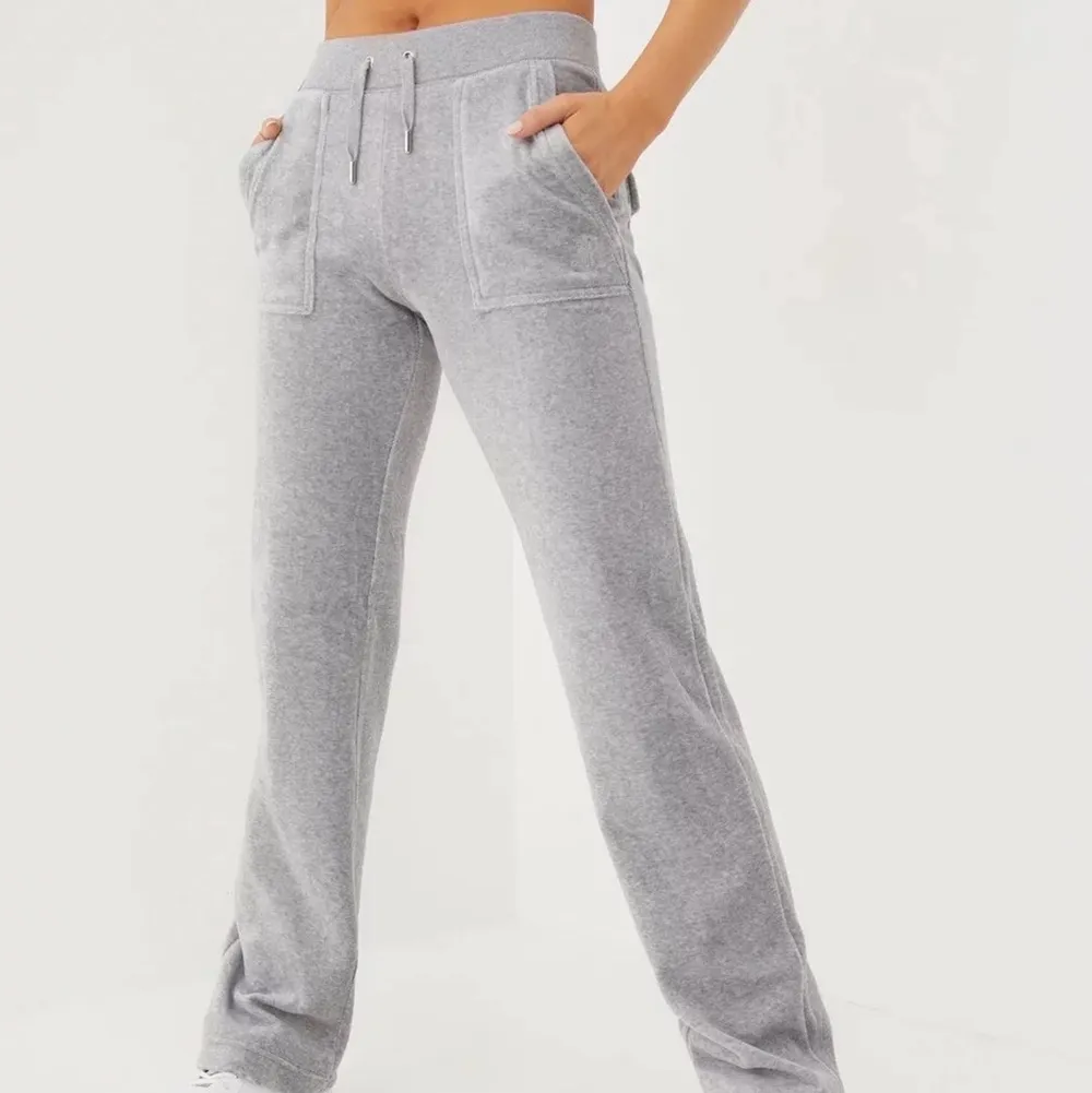 Juicy couture byxor i färgen ”grey marl” dom är nästan som nya men säljer för att de inte kommer till användning! Pris kan absolut förhandlas 🫶🏻 frakt ingår ej. Jeans & Byxor.