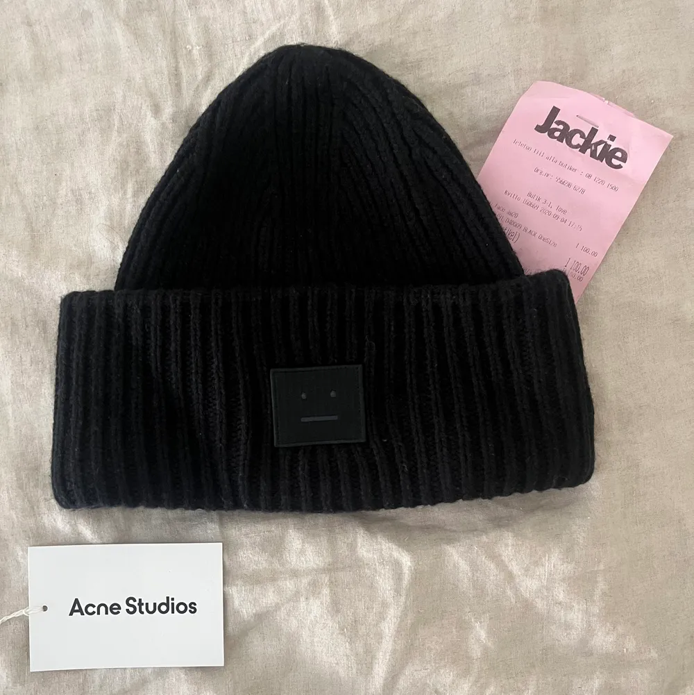 ❤️SÅLD❤️ Säljer min jätte fina Acne studios mössa eftersom jag vill köpa en ny. Inga defekter 💗 Har kvitto och prislapp. Om du har frågor tveka inte att höra av dig 💗  BUD:650kr. Övrigt.