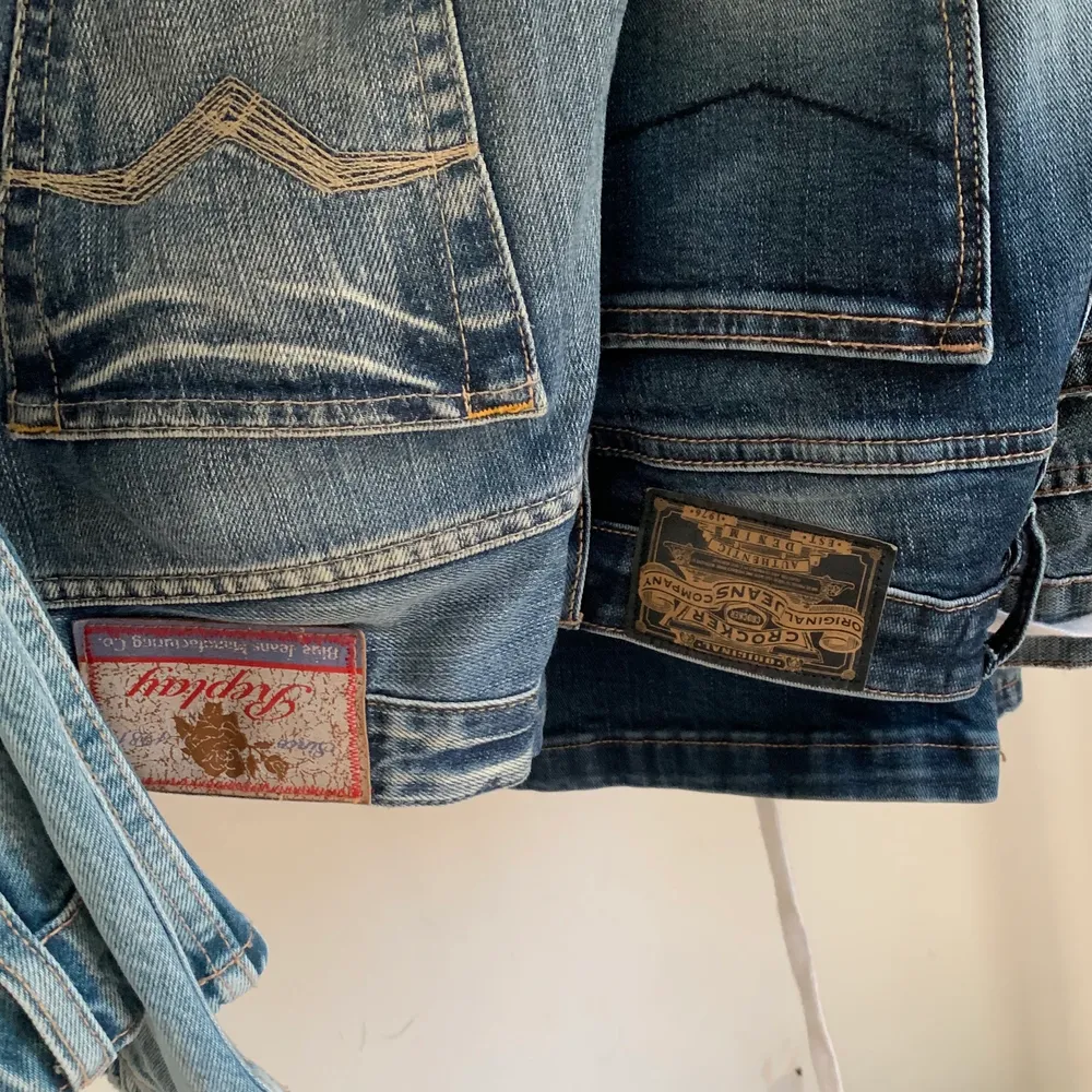 13 par jeans, alla i bootcut, baggy eller straight modell. Bland annat Replay, True religion, Levis, Brandy Melville och Crocker. Alla är nu uppe i egna annonser :). Jeans & Byxor.