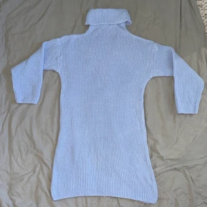 Klänning  - En stickad oversized polo klänning från Madlady. Är använd 1 gång och storleken är xs 