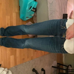 Lee Jeans strl 32-36 - Super super fina lee jeans i straight leg modell som är low/midwaist. Säljer då dom inte används så mkt, är osäker på storleken men dom är väldigt stretchiga så de passar nog mellan 32-36