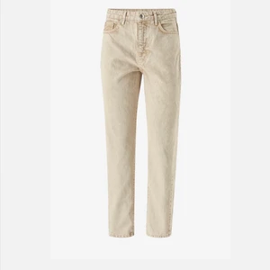 GinaTricot Dagny jeans beige - Super fina mom jeans i storlek 38, ny skick men använda ett fåtal gånger 🤩🤩