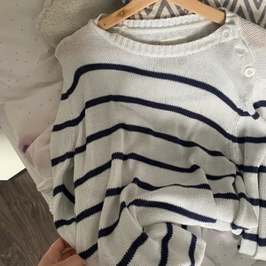 Randig stickad  - Trendig grov stickad tröja från lager 157. I vit o svart/marinblå. Knappar upptill och super mysig💗