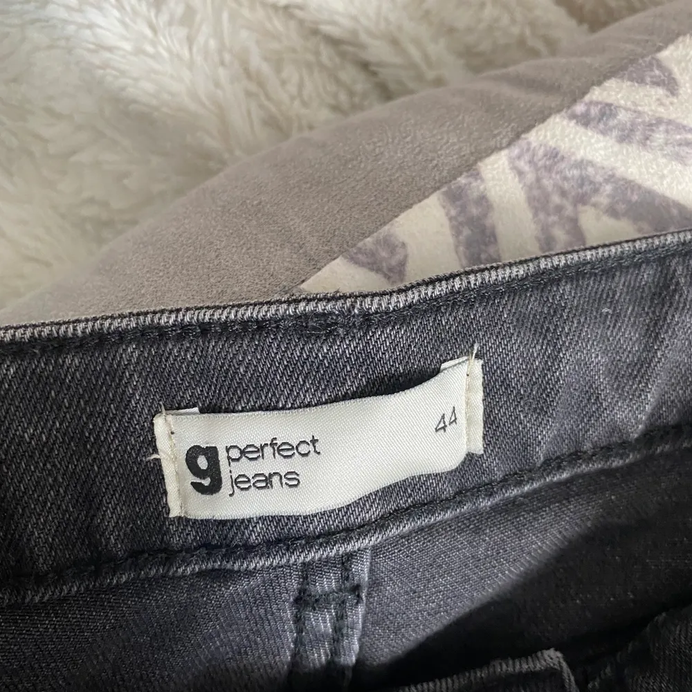 Grå/ svarta jeans från Gina tricot strl 44. Passar mig som är 160cm, modellen heter botcout flare💗. Jeans & Byxor.