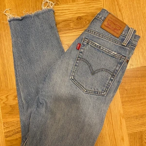 Levis 501 jeans strl 23 - Levi’s jeans storlek 23  Raka jeans, ankel längd 