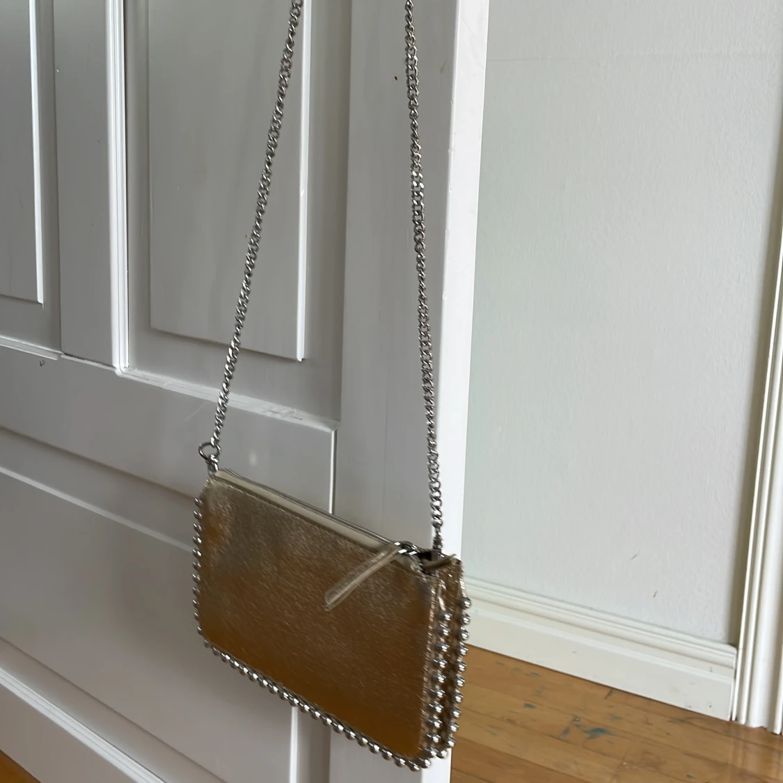 Guldig väska från zara - 91