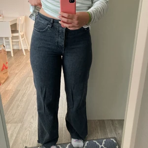 Karve jeans stl s - Jättefina jeans från märket Karve med slitningar ned till. Byxorna är i stl S och säljes pga börjar bli för små!