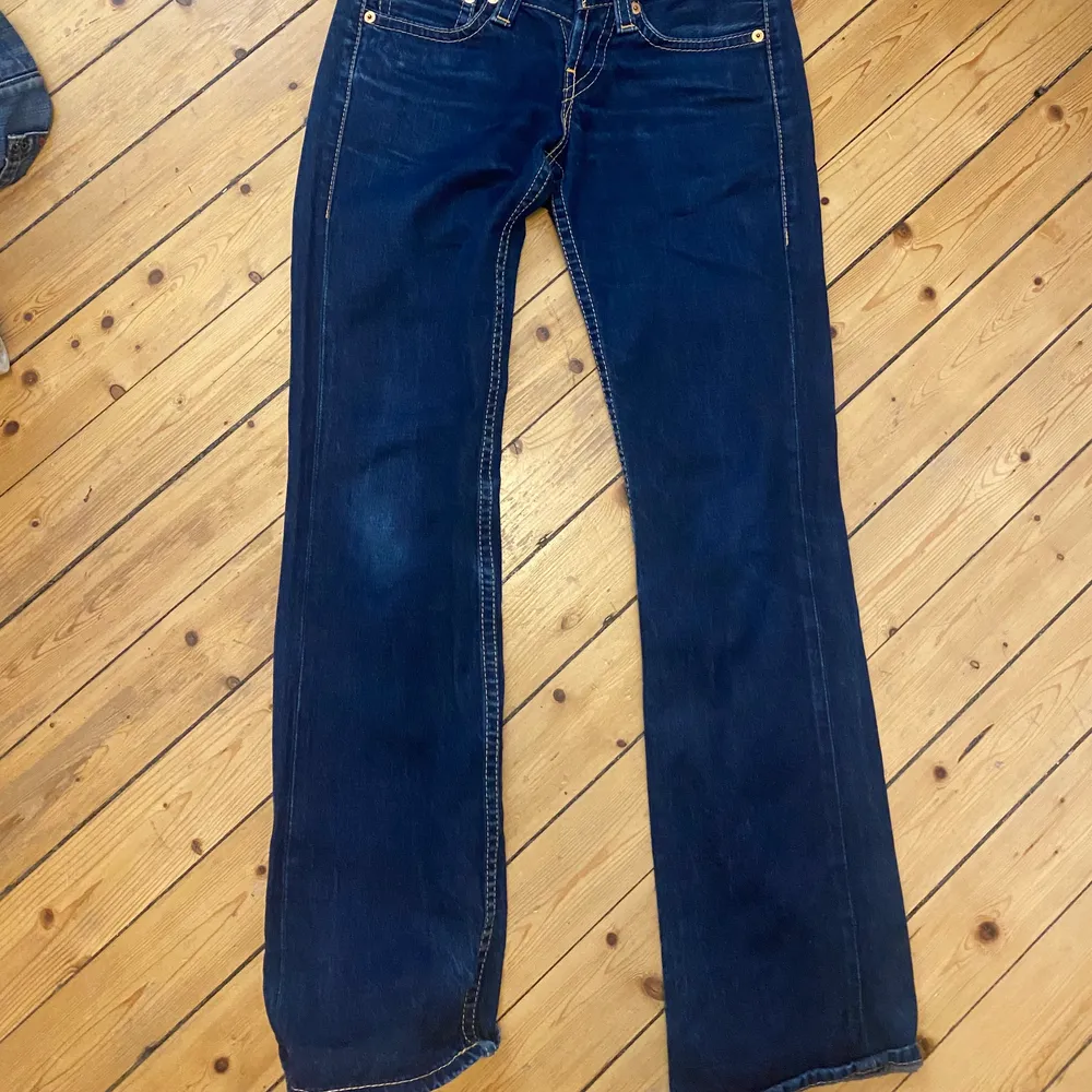 säljer dessa super snygga lågmidjade jeans från Levis ! dem är tyvärr trasiga vid första knappen men de går nog att fixa!! buda!! . Jeans & Byxor.