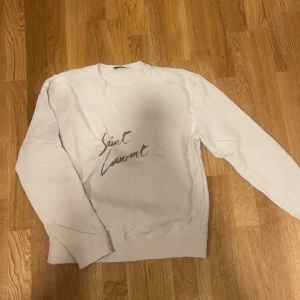 Saint Laurent tröja - Säljer min tröja från Saint Laurent, köpt på ABCD i Göteborg för 2999:-. Storlek M. (Passar alla i small medium) jag är storlek 38 vanligt. Ljusrosa!  Köpt 2020. Köpt från tjej avdelningen men passar både man och kvinna. 