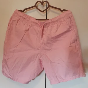 Rosa kortbyxor  - Rosa kortbyxor i storlek M från H&M. Använda ett fåtal gånger. Frakten ingår i priset.