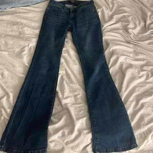 Mörkblåa bootcut jeans! Beställt på EMP sweden rock, I fint skick men säljer då de inte är min stil längre💗 strlk W26 L32! Skriv privat för fler bilder💗