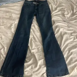 Mörkblåa bootcut jeans! Beställt på EMP sweden rock, I fint skick men säljer då de inte är min stil längre💗 strlk W26 L32! Skriv privat för fler bilder💗
