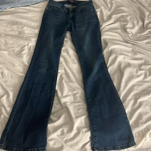 Bootcut jeans - Mörkblåa bootcut jeans! Beställt på EMP sweden rock, I fint skick men säljer då de inte är min stil längre💗 strlk W26 L32! Skriv privat för fler bilder💗