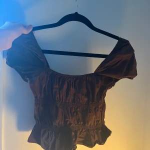 Brun topp - En brun topp från bershka, säljer för 80kr