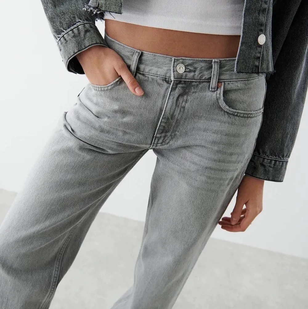 Säljer de helt slutsålda Low waist jeansen från Gina tricot i storlek 36! Använda 1 gång 💫 . Jeans & Byxor.