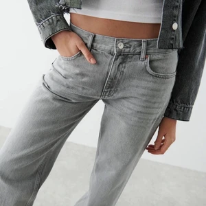 Low Waist jeans  - Säljer de helt slutsålda Low waist jeansen från Gina tricot i storlek 36! Använda 1 gång 💫 