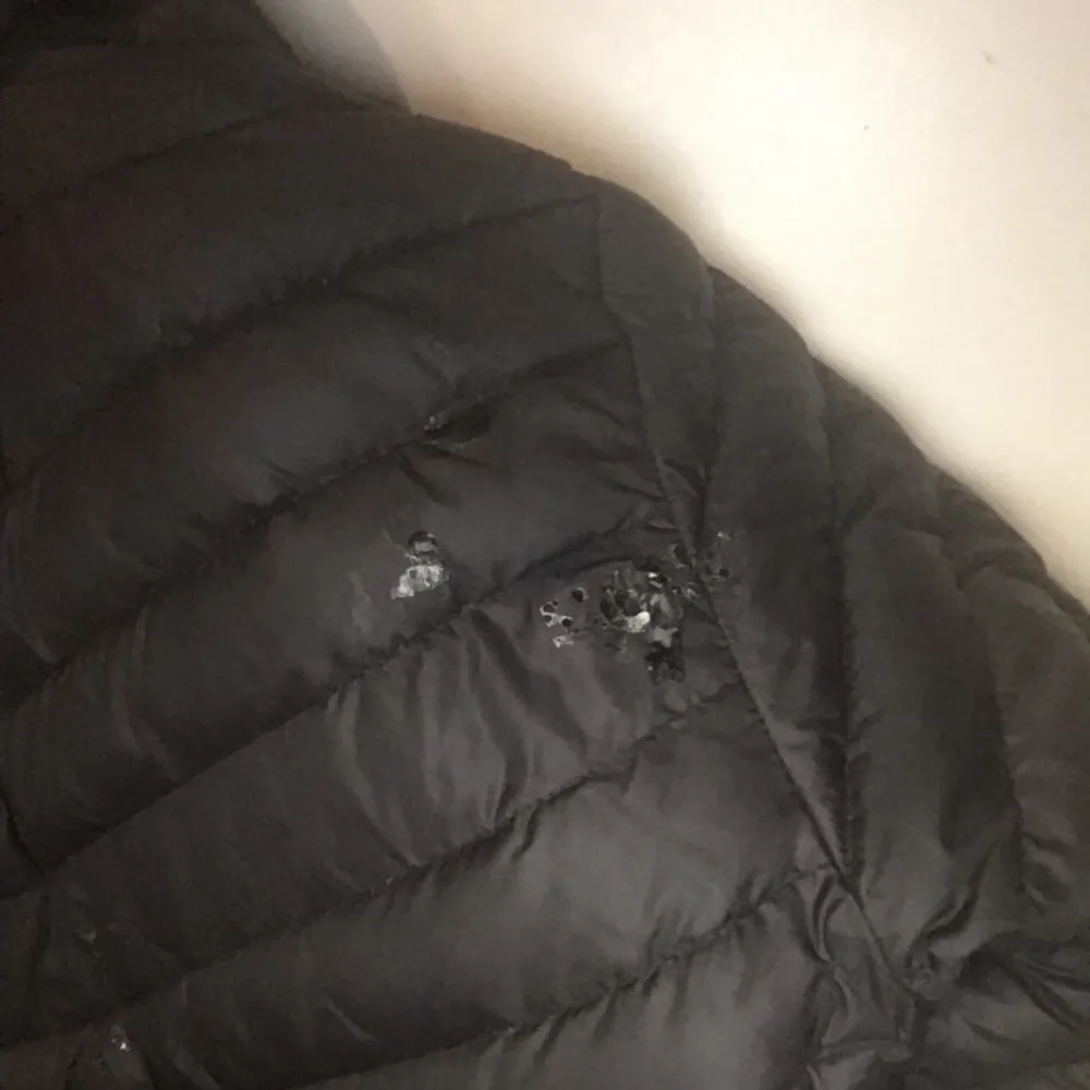 En peak performance jacka, rätt varm. En liten skada på bakre delen av axeln men annars inga problem med jackan. Takit.