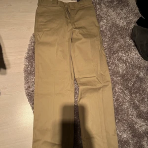 Dickies byxor - Helt nya dickies med prislapp kvar. Riktigt sköna byxor som sitter bra och har väldigt bra kvalitet!