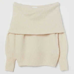 Beige tröja  - Säljer denna tröjan från hm i nysick använd 1 gång. Slut i hemsidan. Inga hål eller fläckar. (kan frakta) tryck INTE på köp nu!