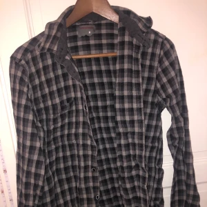 Skjorta Poco Loco - Small - En fin skjorta utan skador, använd ett antal gånger men bra skick(smått nötta knappar). Säljer på grund av att jag ej använder den längre och vill bli av med den. Köparen står för fraktkostnad. 