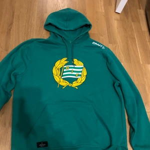 Hammarby hoodie - Använder it. den är sydd nere vid högra sidan då den fastnade och gick upp lite.  som ny nästan aldrig använd originalpris 499kr pris kan diskuteras inom snabb affär