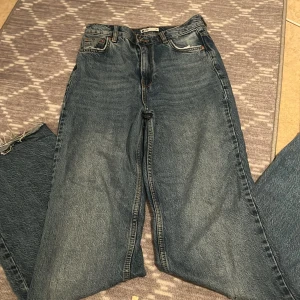 Byxor  -  här säljer ett par Gina Tricot byxor storlek 34 