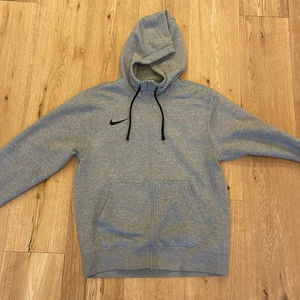 Nike zip hoodie  - En nike zip hoodie användes i bara en vecka nöjd men var för stor för mig. Nypris 800kr mycket bra skick