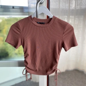 T-shirt från Zara - snören på sidan som går att justera hur cropped du vill ha den. normal i strl 🌹