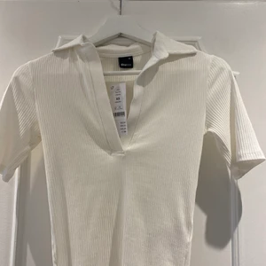 Topp från Gina  - Säljer en topp från Gina helt oanvänd. 