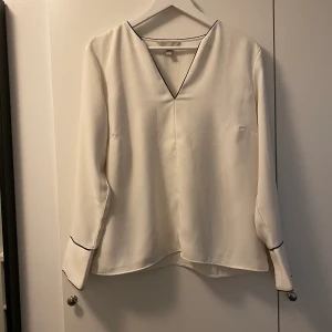 Blus från H&M  - Vit blus från H&M, storlek 44 (liten i storleken) 